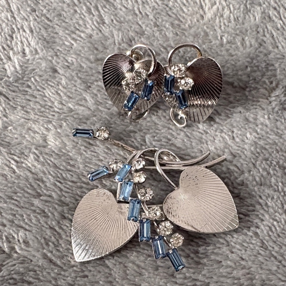 VINTAGE BLUE CRYSTALS ENGINE TURNED HEART PIN BROOCH  AND  MATCHING EARRINGS 925